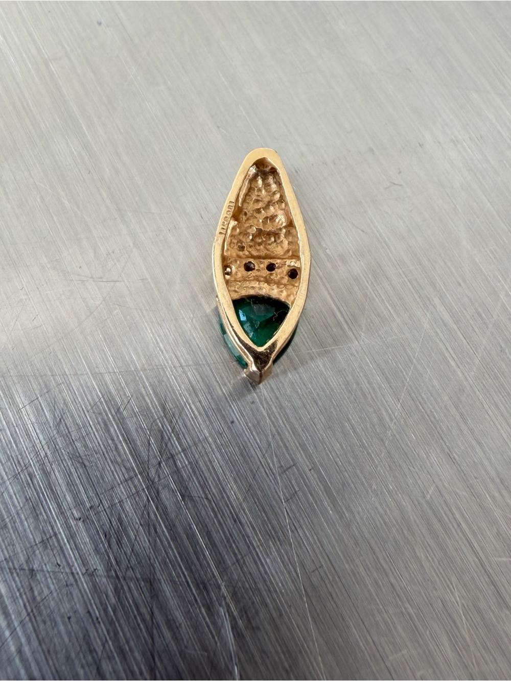 Vintage Trillion-cut, vibrant Emerald set in a V-prong at the tip. - Picture 6 of 9